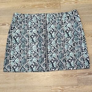 Fashion Nova 3X snake 🐍 print fax leather mini skirt